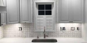 modern kitchen backsplash with clean tile layout