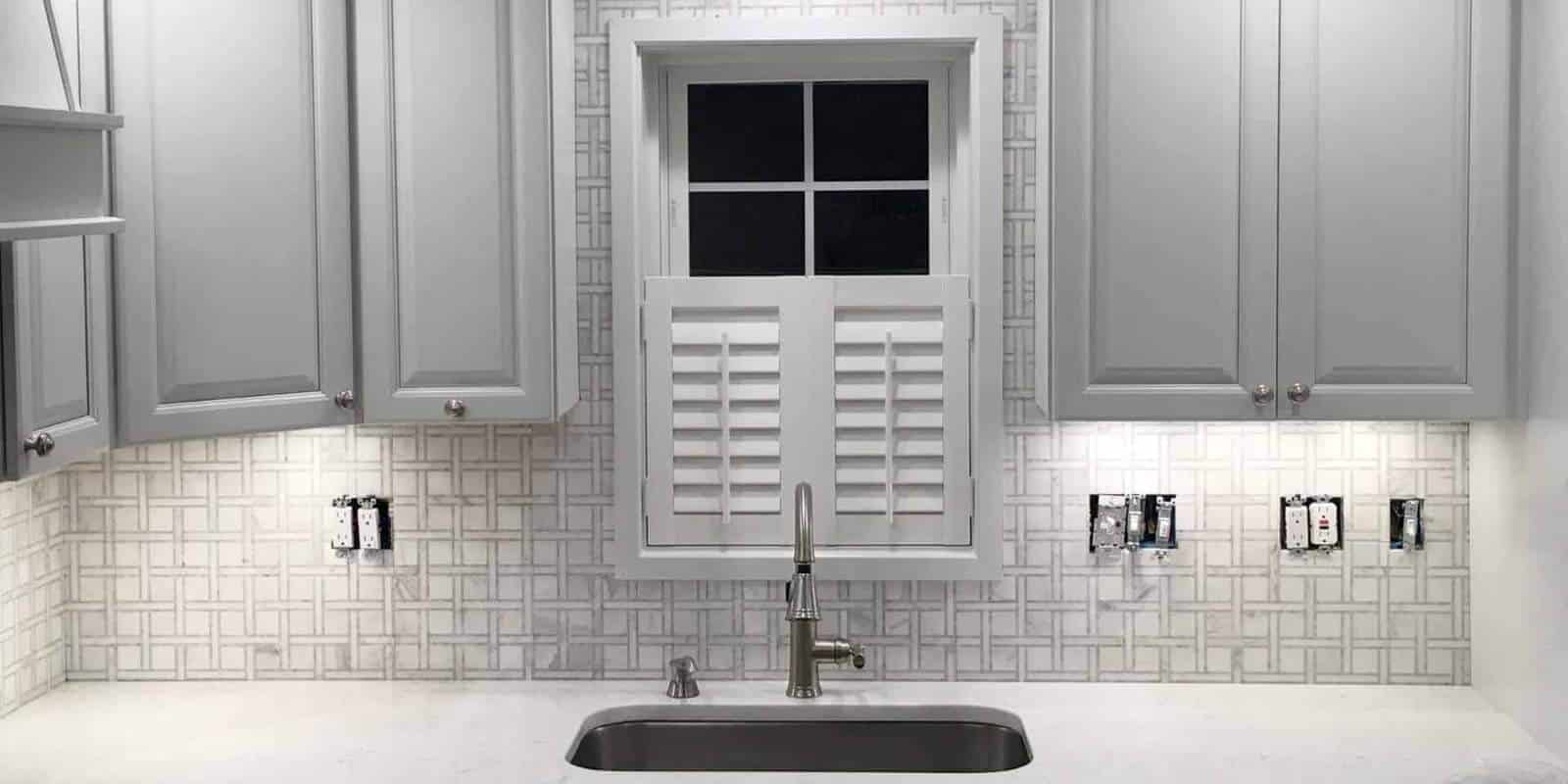 modern kitchen backsplash with clean tile layout